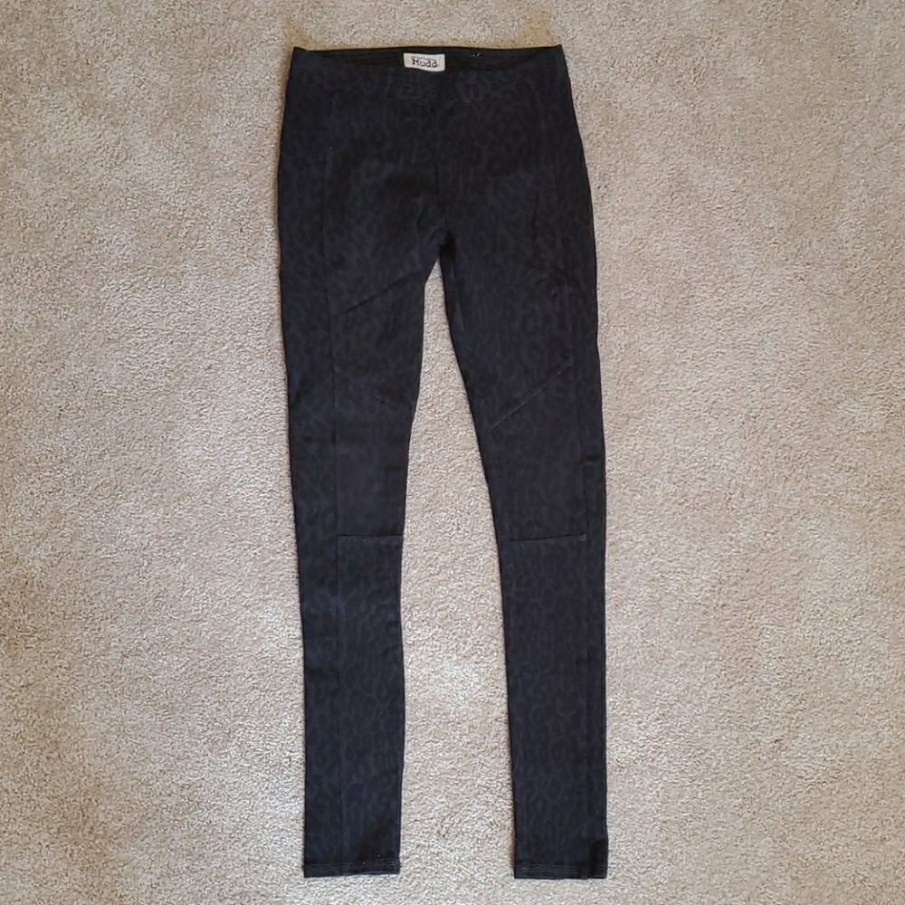 High-waisted leopard print leggings